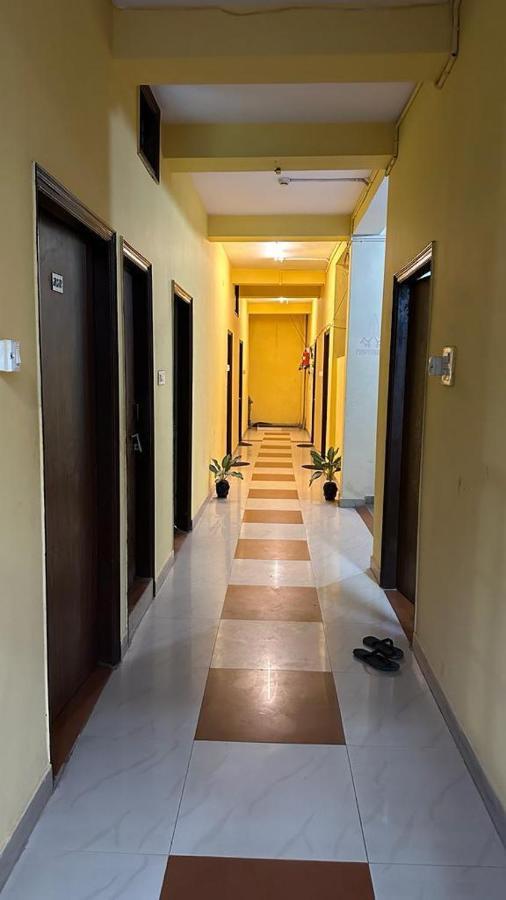 Hotel Aparajita Váránaszi Kültér fotó