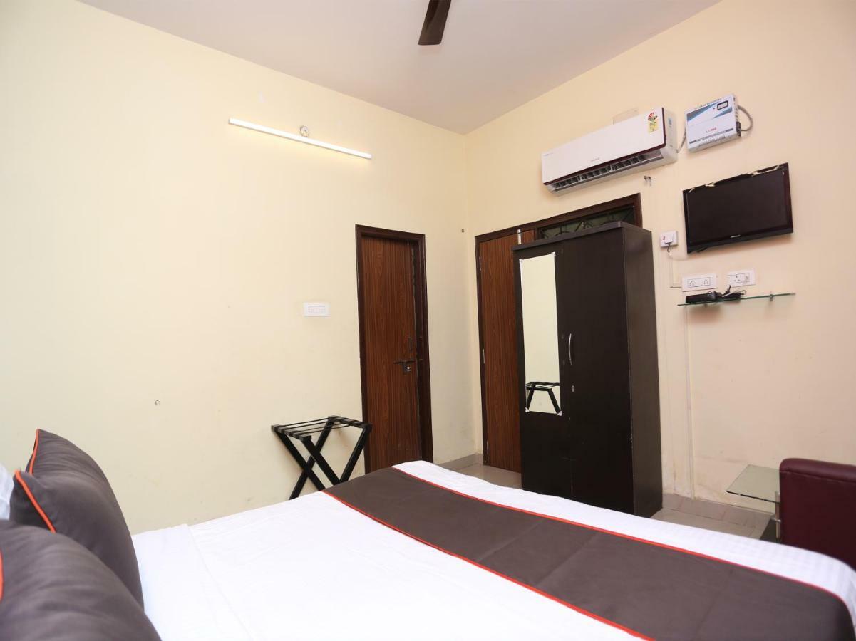 Hotel Aparajita Váránaszi Kültér fotó